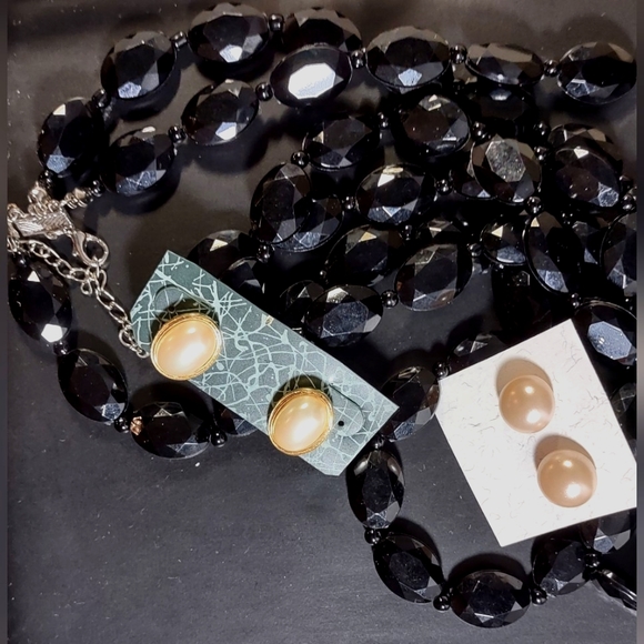 2 pr Vintage Pearl Earrings - Picture 4 of 12